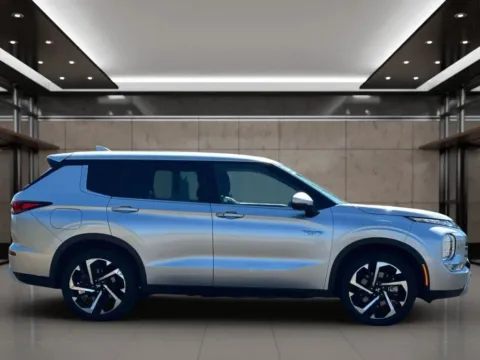 More photos of 2023 Mitsubishi Outlander PHEV SE Sport Utility 4D at Synergize Auto LLC, OR