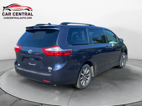 More photos of 2018 Toyota Sienna XLE Premium at Car Central Wallingford, CT