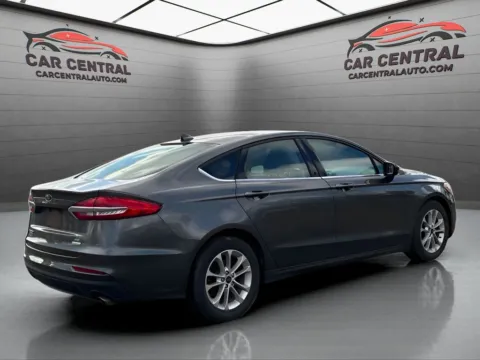More photos of 2020 Ford Fusion SE at Car Central Wallingford, CT