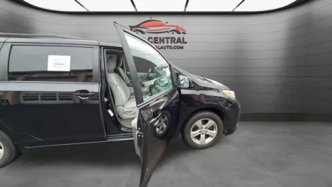 More photos of 2016 Toyota Sienna LE at Car Central Wallingford, CT