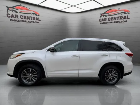 Photos of 2017 Toyota Highlander XLE for sale in Wallingford, CT at Car Central Wallingford