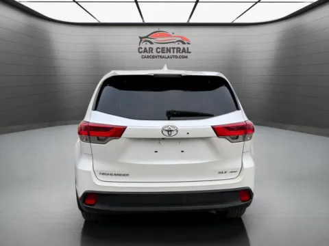 More photos of 2017 Toyota Highlander XLE at Car Central Wallingford, CT