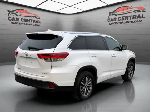 More photos of 2017 Toyota Highlander XLE at Car Central Wallingford, CT