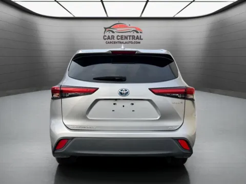 More photos of 2021 Toyota Highlander Hybrid XLE at Car Central Wallingford, CT