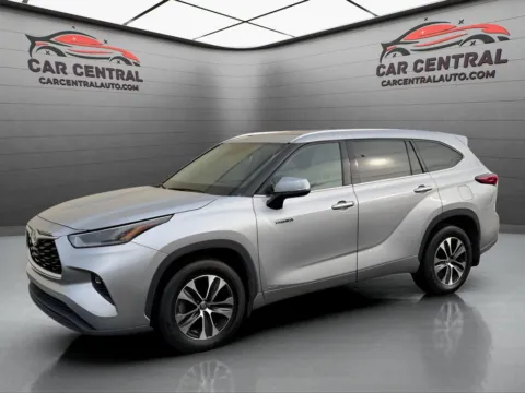 Silver 2021 Toyota Highlander Hybrid XLE for sale in Wallingford, CT