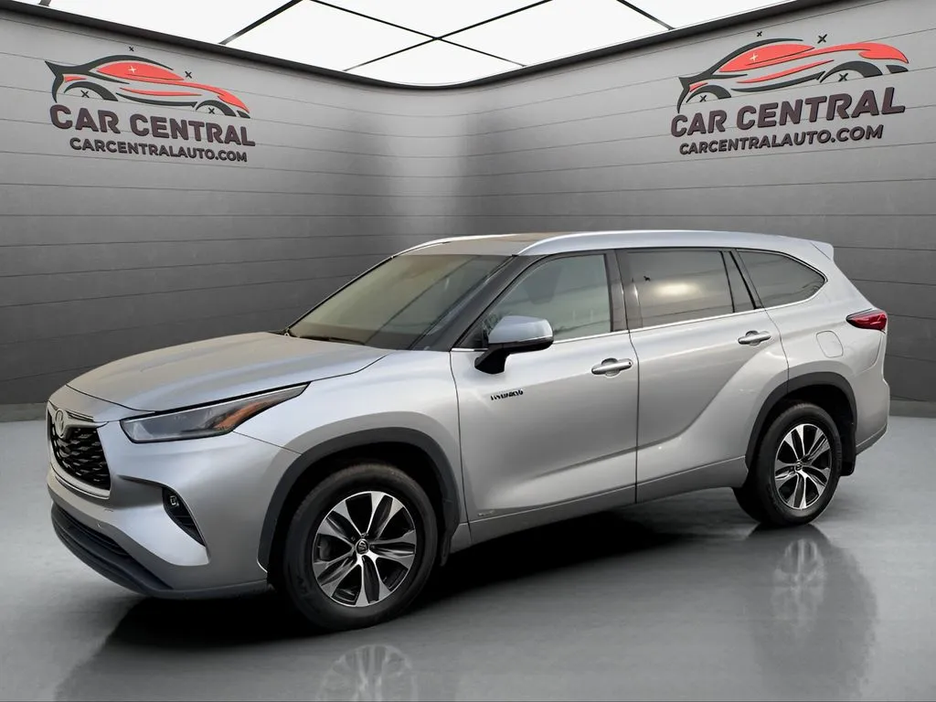 Silver 2021 Toyota Highlander Hybrid XLE for sale in Wallingford, CT