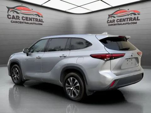 Another view of 2021 Toyota Highlander Hybrid XLE for sale in Wallingford, CT at Car Central Wallingford