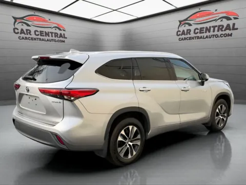 More photos of 2021 Toyota Highlander Hybrid XLE at Car Central Wallingford, CT
