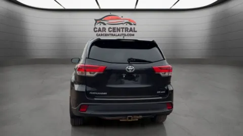 More photos of 2018 Toyota Highlander SE at Car Central Wallingford, CT