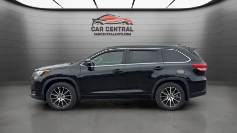 Photos of 2018 Toyota Highlander SE for sale in Wallingford, CT at Car Central Wallingford