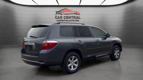 More photos of 2010 Toyota Highlander at Car Central Wallingford, CT