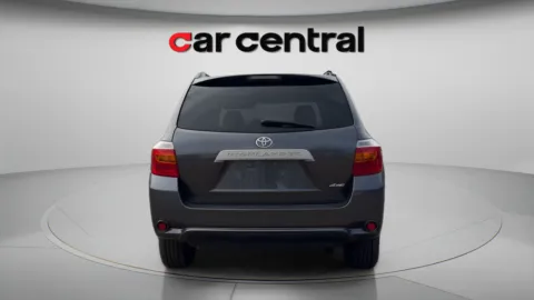 More photos of 2010 Toyota Highlander at Car Central Wallingford, CT