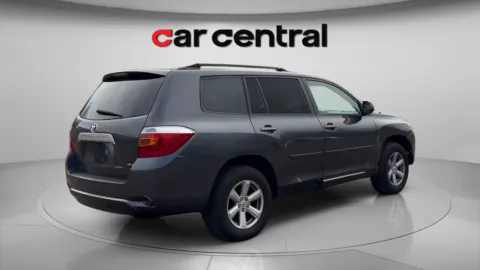 More photos of 2010 Toyota Highlander at Car Central Wallingford, CT