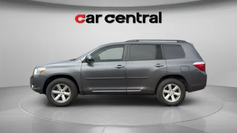 Photos of 2010 Toyota Highlander for sale in Wallingford, CT at Car Central Wallingford