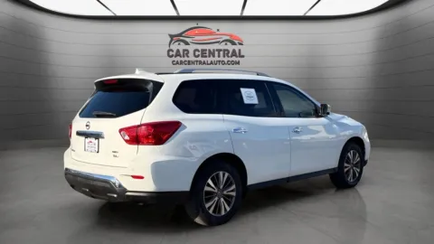 More photos of 2019 Nissan Pathfinder SL at Car Central Wallingford, CT