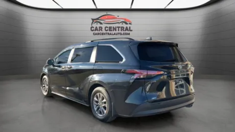 More photos of 2021 Toyota Sienna LE at Car Central Wallingford, CT
