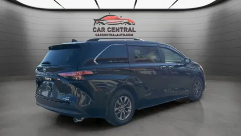 More photos of 2021 Toyota Sienna LE at Car Central Wallingford, CT