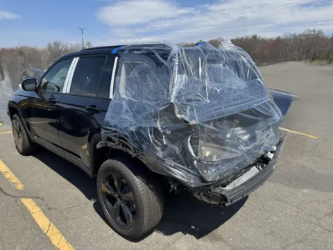 More photos of 2023 Jeep Grand Cherokee Limited at Car Central Wallingford, CT