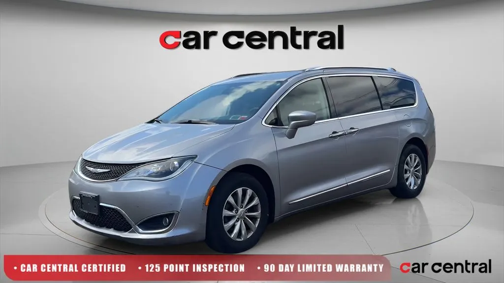 2019 Chrysler Pacifica Touring L's photo