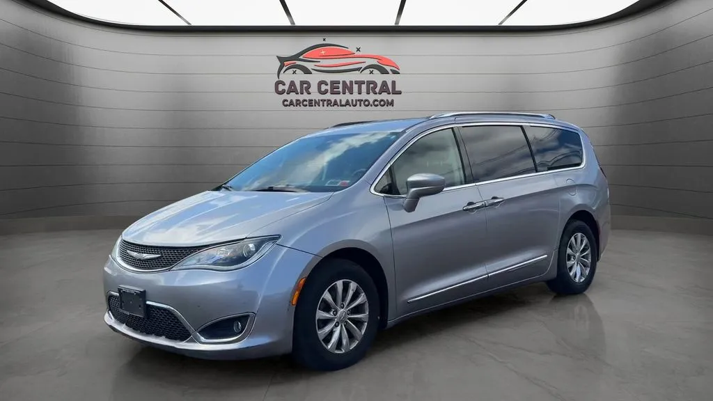 Silver 2019 Chrysler Pacifica Touring L for sale in Wallingford, CT
