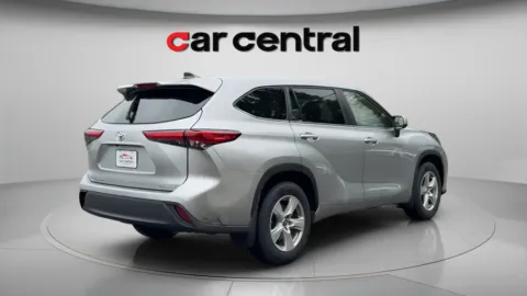 More photos of 2023 Toyota Highlander LE at Car Central Wallingford, CT