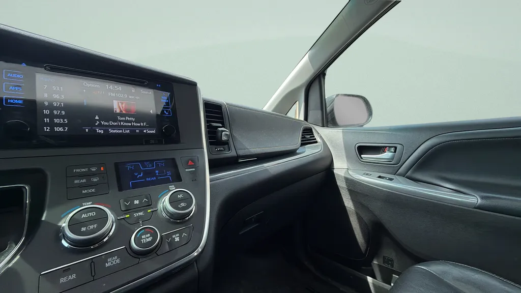 2017 Toyota Sienna SE Premium - Photo 14