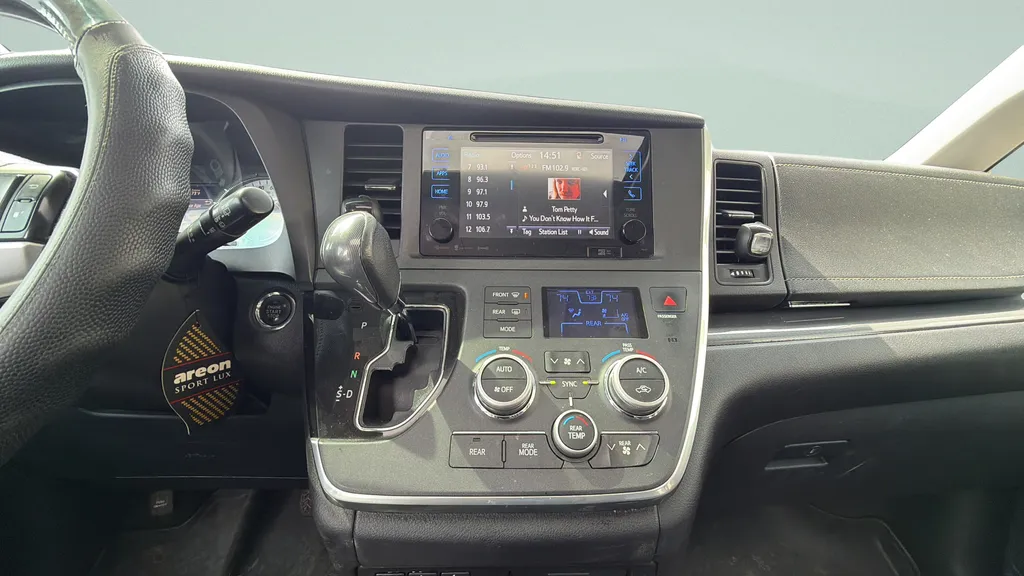 2017 Toyota Sienna SE Premium - Photo 11