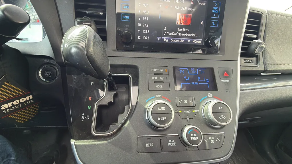 2017 Toyota Sienna SE Premium - Photo 16