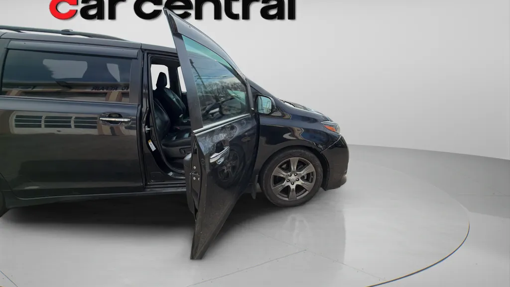 2017 Toyota Sienna SE Premium - Photo 9