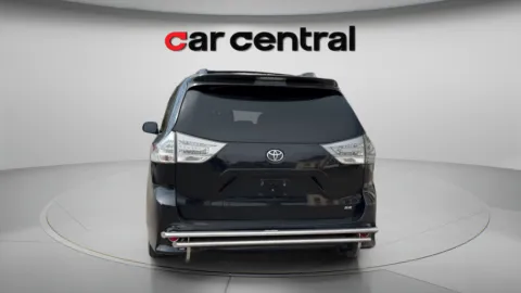 More photos of 2017 Toyota Sienna SE Premium at Car Central Wallingford, CT