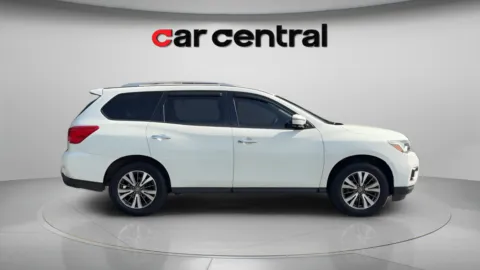 More photos of 2017 Nissan Pathfinder SL at Car Central Wallingford, CT
