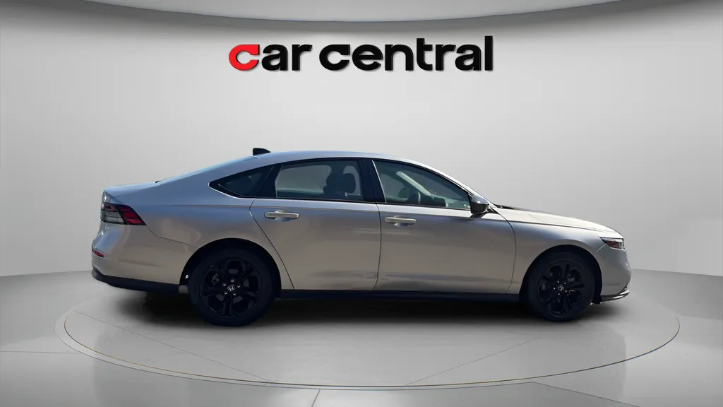 2025 Honda Accord SE - Photo 7