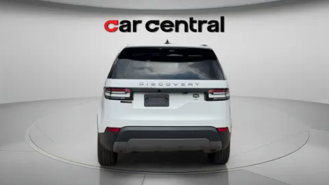 More photos of 2019 Land Rover Discovery SE at Car Central Wallingford, CT
