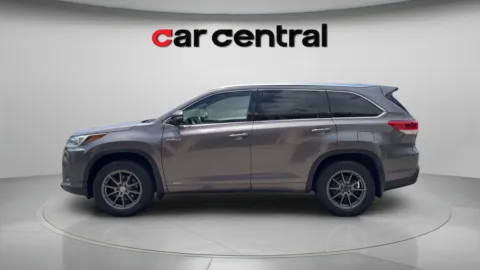 Photos of 2017 Toyota Highlander Hybrid Limited Platinum for sale in Wallingford, CT at Car Central Wallingford