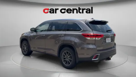 Another view of 2017 Toyota Highlander Hybrid Limited Platinum for sale in Wallingford, CT at Car Central Wallingford