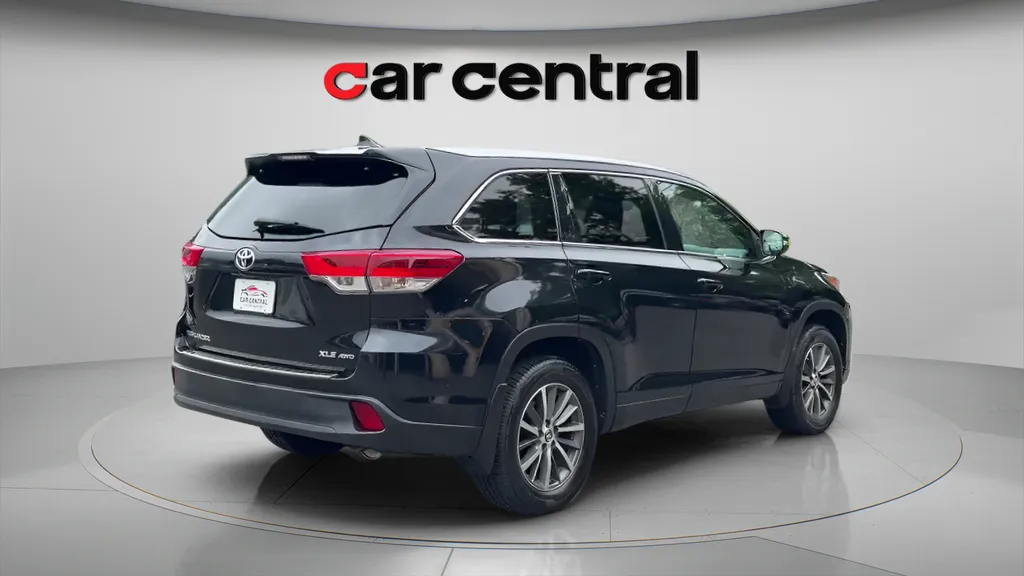 More photos of 2018 Toyota Highlander XLE at Car Central Wallingford, CT