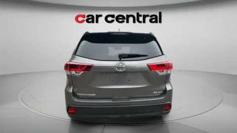 More photos of 2019 Toyota Highlander SE at Car Central Wallingford, CT