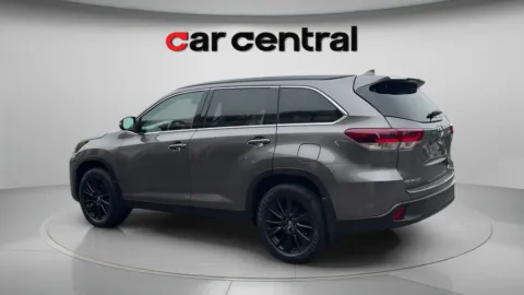 Another view of 2019 Toyota Highlander SE for sale in Wallingford, CT at Car Central Wallingford