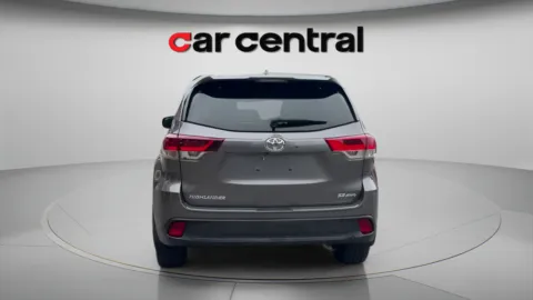 More photos of 2019 Toyota Highlander SE at Car Central Wallingford, CT