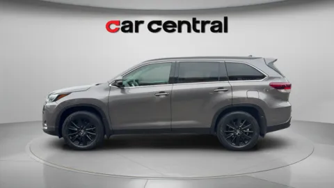 Photos of 2019 Toyota Highlander SE for sale in Wallingford, CT at Car Central Wallingford