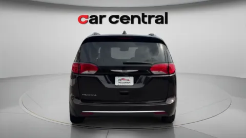 More photos of 2018 Chrysler Pacifica Touring L at Car Central Wallingford, CT
