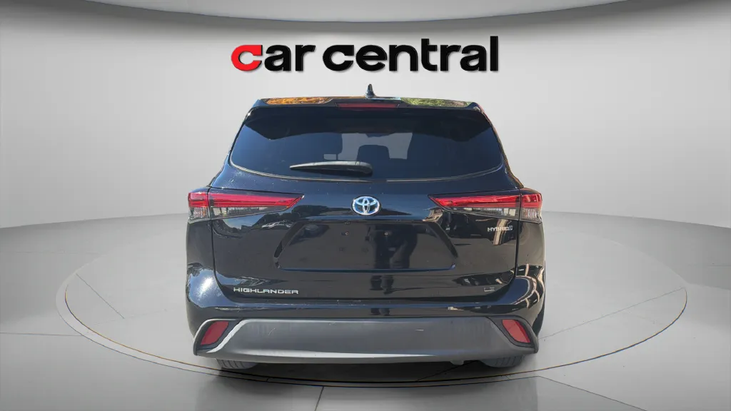 More photos of 2021 Toyota Highlander Hybrid LE at Car Central Wallingford, CT