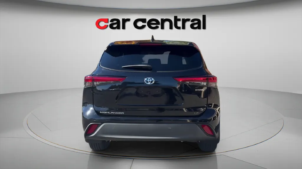More photos of 2021 Toyota Highlander Hybrid LE at Car Central Wallingford, CT