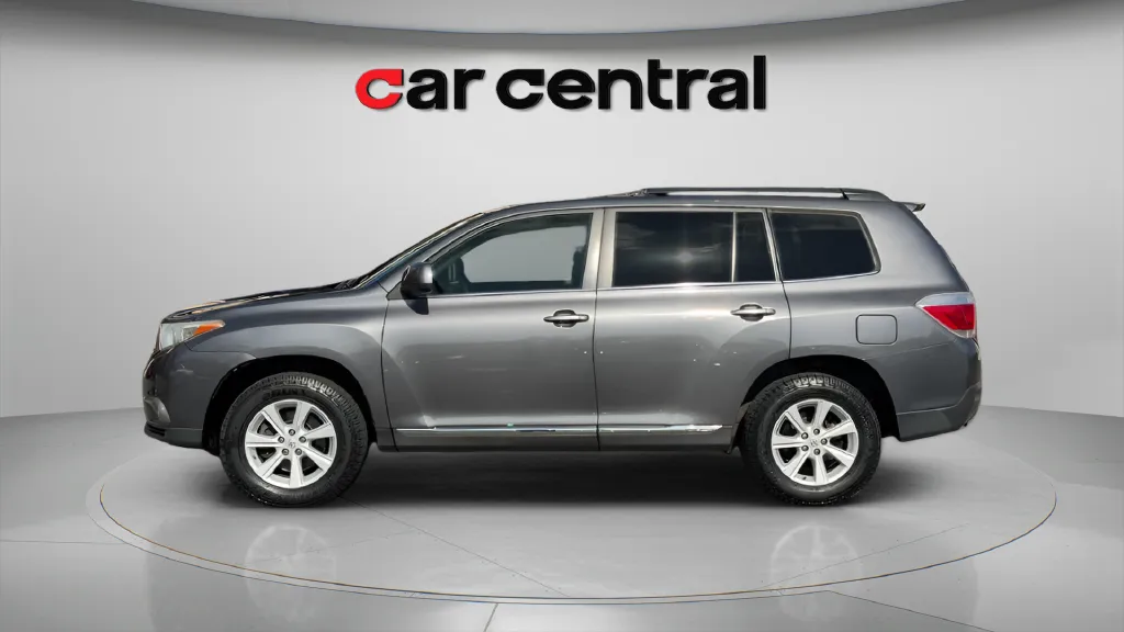 Photos of 2013 Toyota Highlander SE for sale in Wallingford, CT at Car Central Wallingford