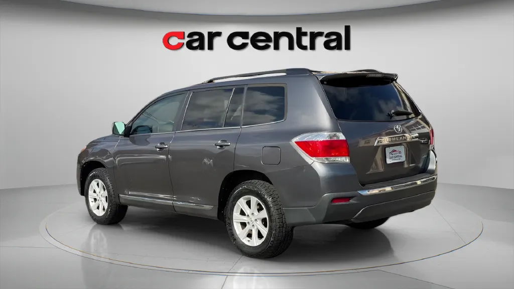 Another view of 2013 Toyota Highlander SE for sale in Wallingford, CT at Car Central Wallingford