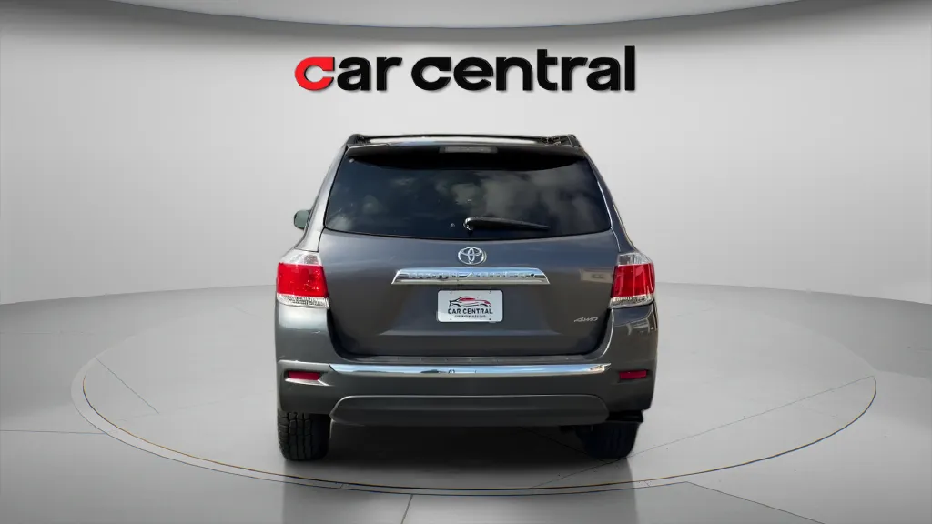 More photos of 2013 Toyota Highlander SE at Car Central Wallingford, CT