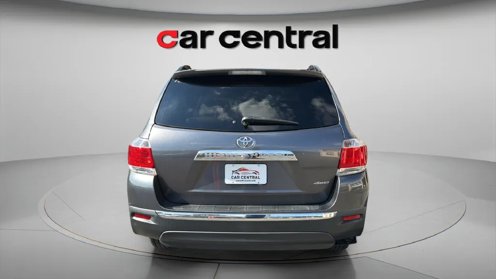 More photos of 2013 Toyota Highlander SE at Car Central Wallingford, CT