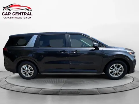 More photos of 2022 Kia Carnival LX Minivan 4D at Car Central Wallingford, CT