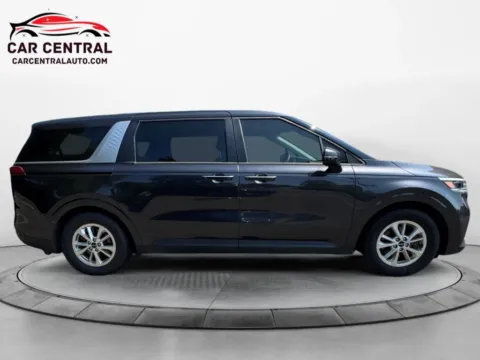 More photos of 2022 Kia Carnival LX Minivan 4D at Car Central Wallingford, CT