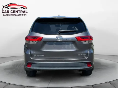 More photos of 2018 Toyota Highlander SE Sport Utility 4D at Car Central Wallingford, CT